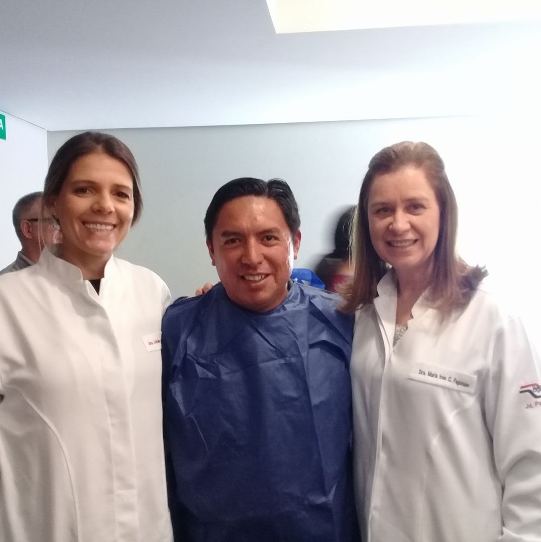 Equipo de odontólogos de Ayala Dental Group en consulta